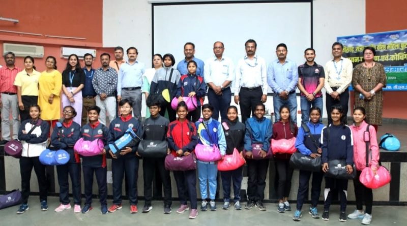 छत्तीसगढ़ की बेटियों ने एनटीपीसी के कोचिंग कैंप में सीखे फुटबाल के गुर