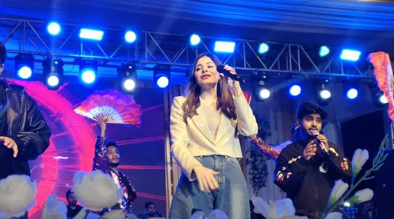 कनिका कपूर और अनुज शर्मा के गीतों पर झूमें लोग